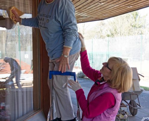 Zwei Damen beim Fensterputzen